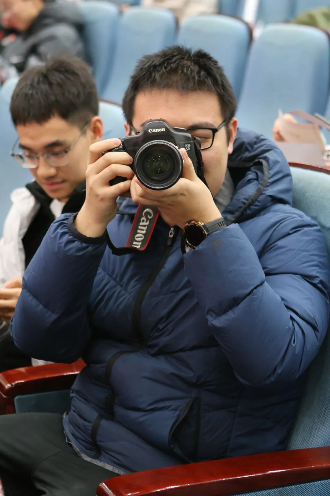 欢歌笑语庆元旦,载歌载舞送旧年