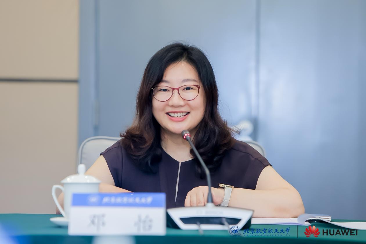 邓怡和朱照生共同为孵化中心揭牌