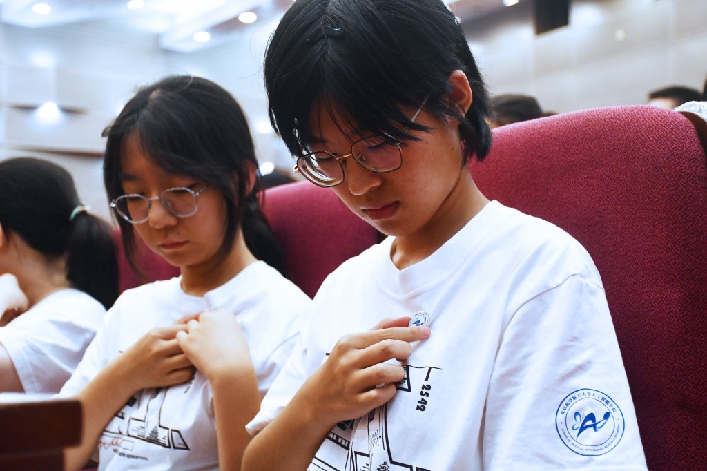 对新生表示热烈的欢迎和衷心的祝贺