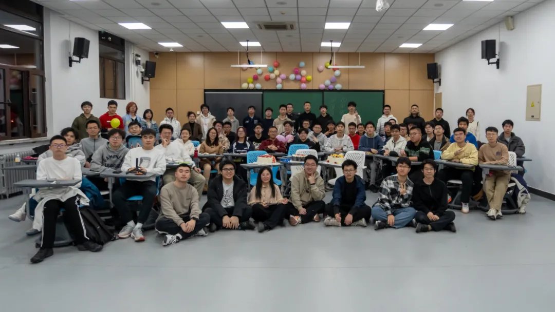 辅导员陈冠桦开展了自我介绍