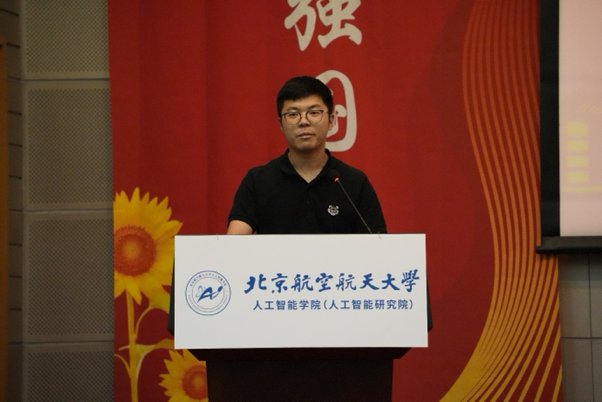 2024级本科新生代表刘金虎分享了自
