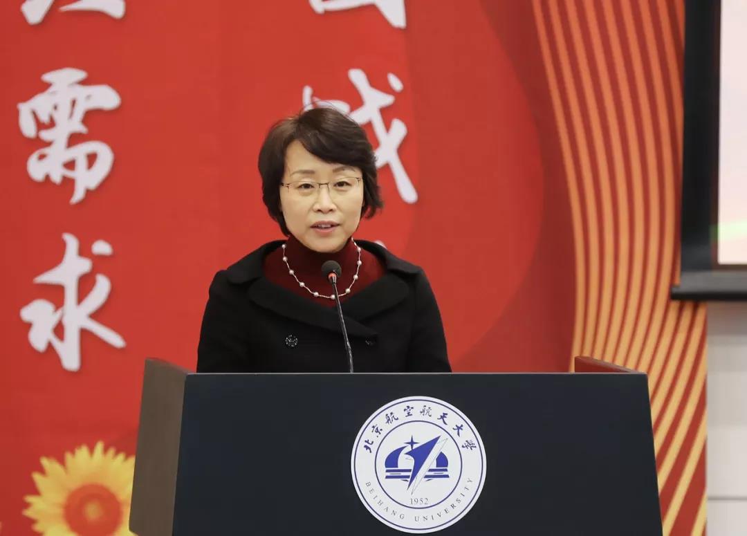会议由房建成主持