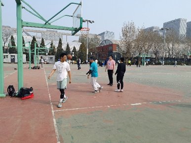 同学们在活动中收获了“挑球”