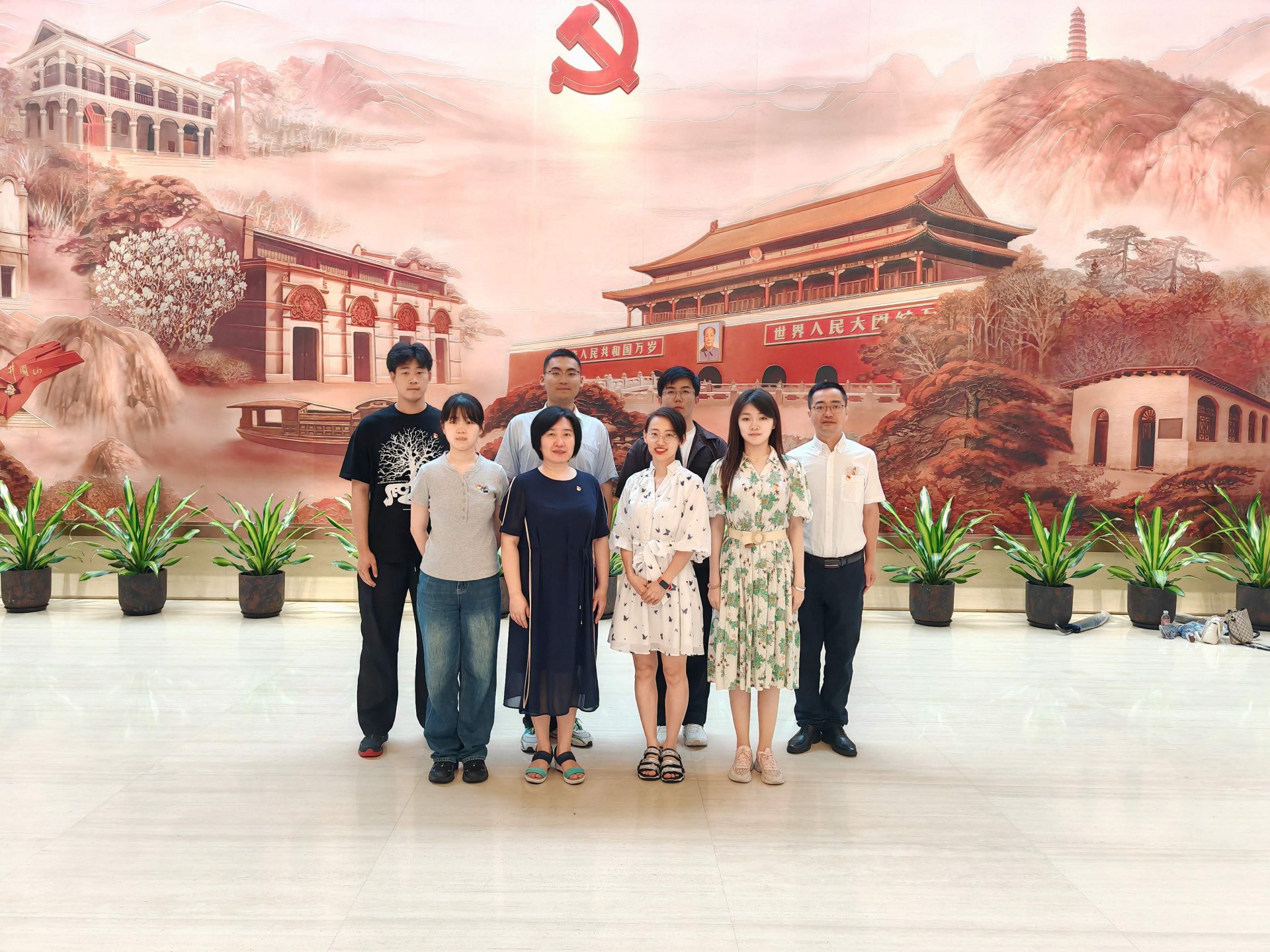 选举了中央领导机关