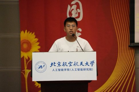 伴随庄严激昂的国歌响起
