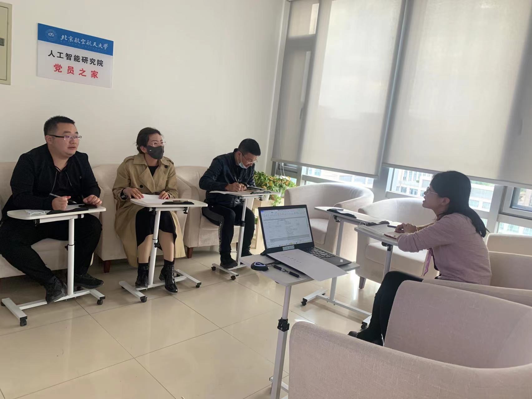 教师党员在认真聆听完党的二十大报告后