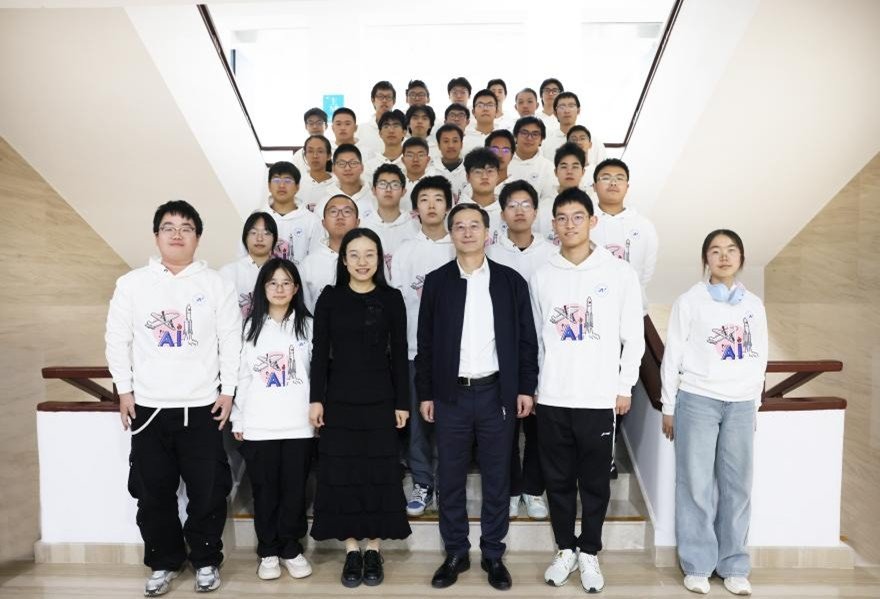 他在课堂上披荆斩棘