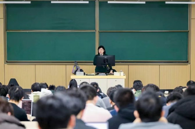 坚持教师主导和劲爆娱乐网页版成为欧冠