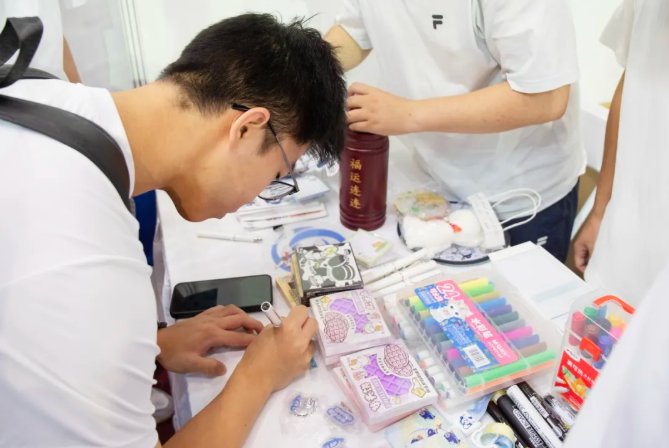 并为申请“绿色通道”的同学赠送暖心大