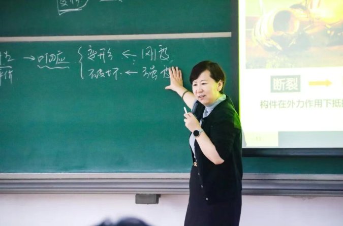 赵长禄认真察看了各校区教室内实时的课