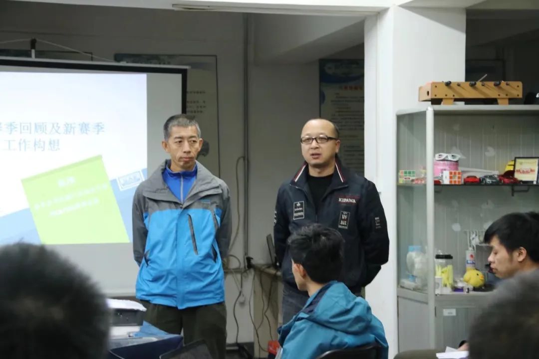 他培养了近千名毕业生
