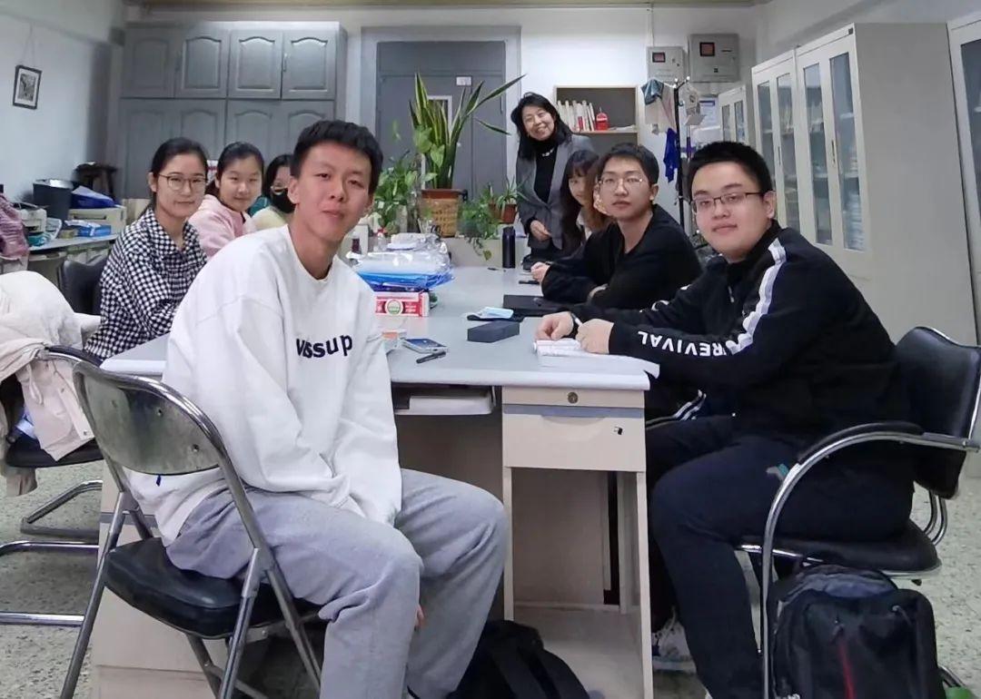 广大教师要把自己的温暖和情感倾注到每