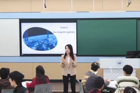 她多次担任央视法语频道的评论专家