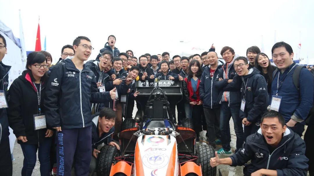 风驰电掣的AERO方程式赛车队可谓一